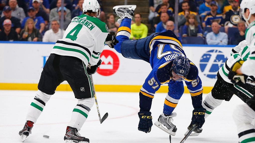 Dallas Starsin Miro Heiskanen pysäytti St. Louisin David Perronin etenemisen.