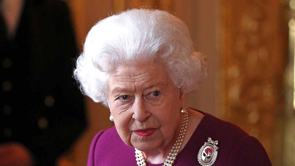 93-vuotias kuningatar Elisabet on onnellinen kahdeksan lapsenlapsenlapsen isoäiti.