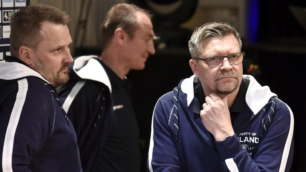 Leijonien valmennus- ja joukkueenjohtota ennen MM-kisojen alkua: Jukka Jalonen (oik.), Antti Pennanen (vas.) ja Jere Lehtinen