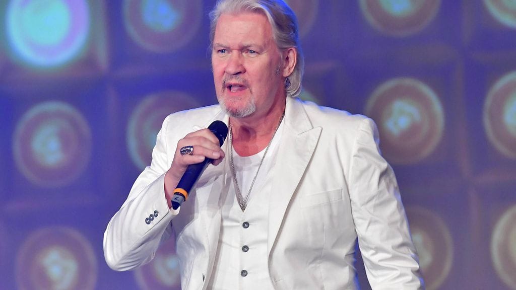 Johnny Logan esiintymässä vuonna 2019