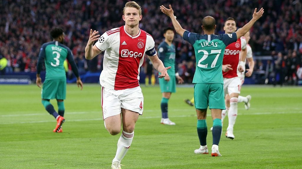 Matthijs de Ligt puski Ajaxin 1–0-johtoon.