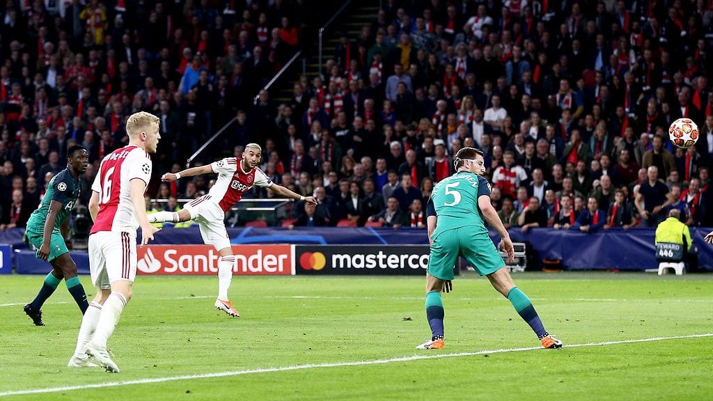 Hakim Ziyech ampui Ajaxin 2–0-johtoon.