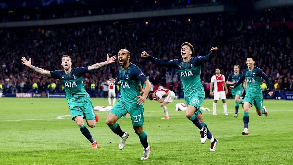Lucas Moura (keskellä) oli Tottenhamin sankari hattutempullaan.