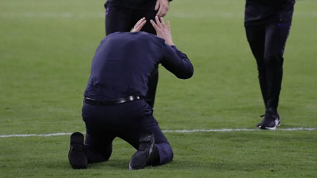 Mauricio Pochettino kyyristyi nurmeen, kun Tottenham oli varmistanut Mestarien liigan finaalipaikan.