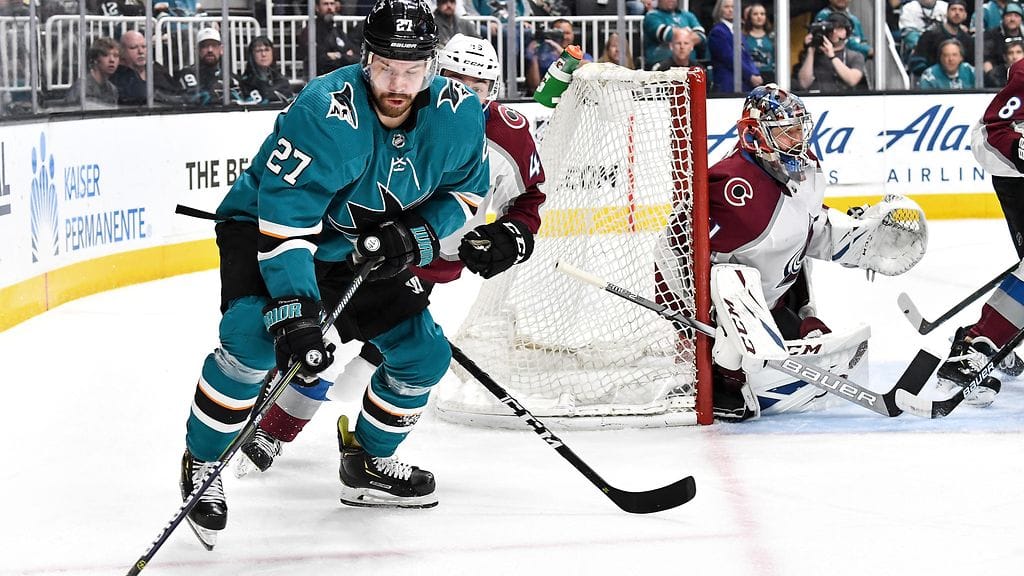 San Jose Sharksin Joonas Donskoi avasi playoffien maalitilinsä ratkaisupelissä Colorado Avalanchea vastaan