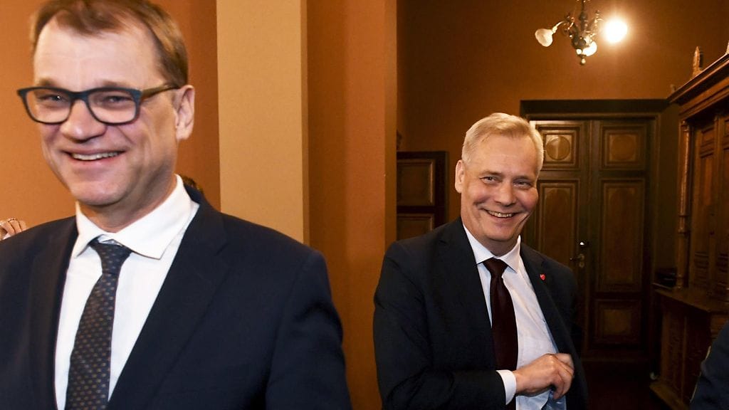 Hallitustunnustelija, SDP:n puheenjohtaja Antti Rinne (oik) ja keskustan puheenjohtaja Juha Sipilä kertoivat hallitusneuvotteluiden ensimmäisestä päivästä Säätytalossa Helsingissä 8. toukokuuta.