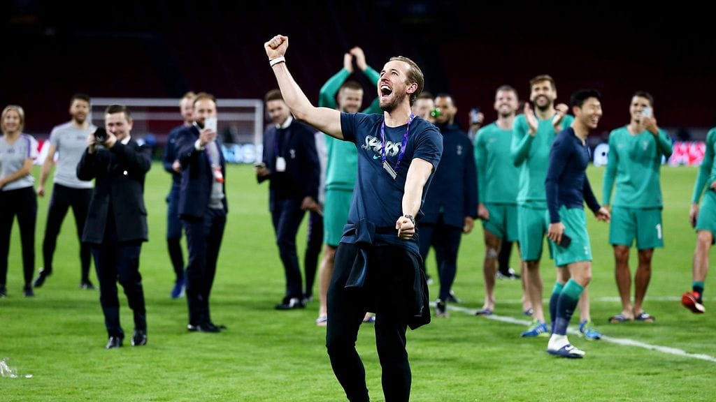 Loukkaantunut Harry Kane juhli ottelun jälkeen muiden mukana.