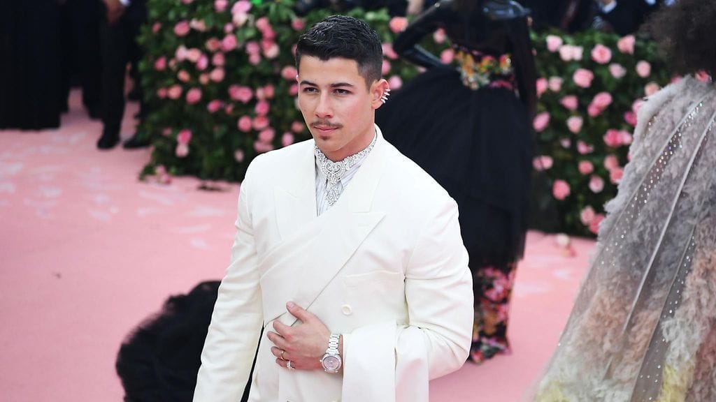 Nick Jonas herätti hämmennystä gaala-asullaan.