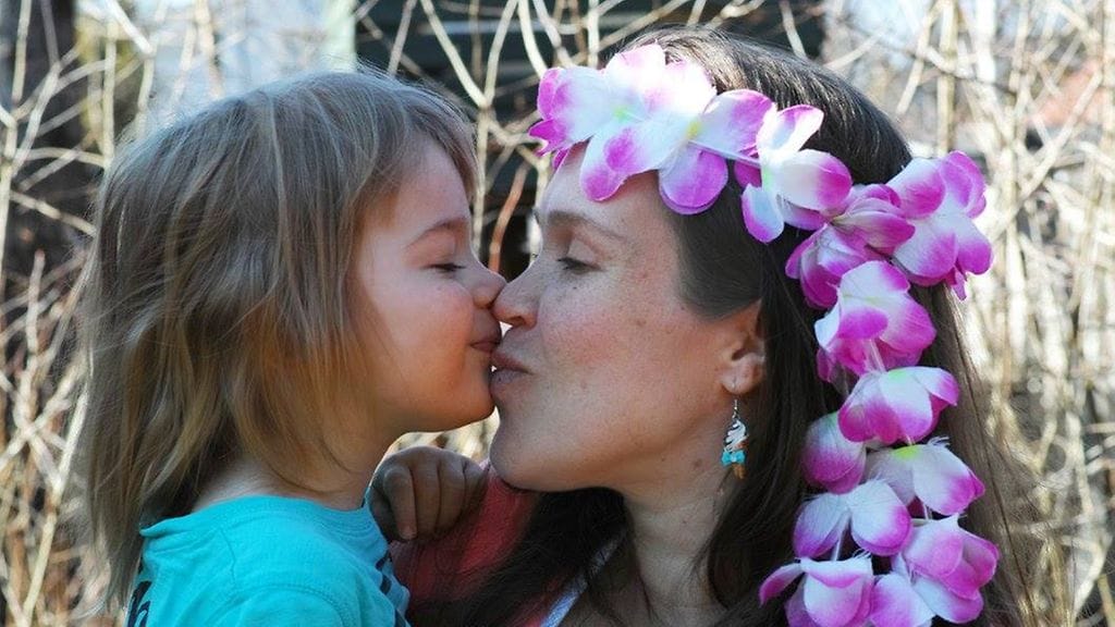 Marianna Alanen viettää äitienpäivää kahden lapsensa kanssa.