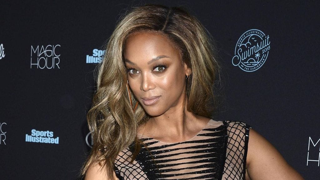 Tyra Banks poseeraa Sports Illustrated -lehden kannessa kolmatta kertaa.