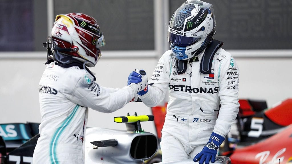 Valtteri Bottas (oikealla) johtaa tällä hetkellä pisteen erolla MM-sarjaa Lewis Hamiltoniin (vasemmalla) nähden.