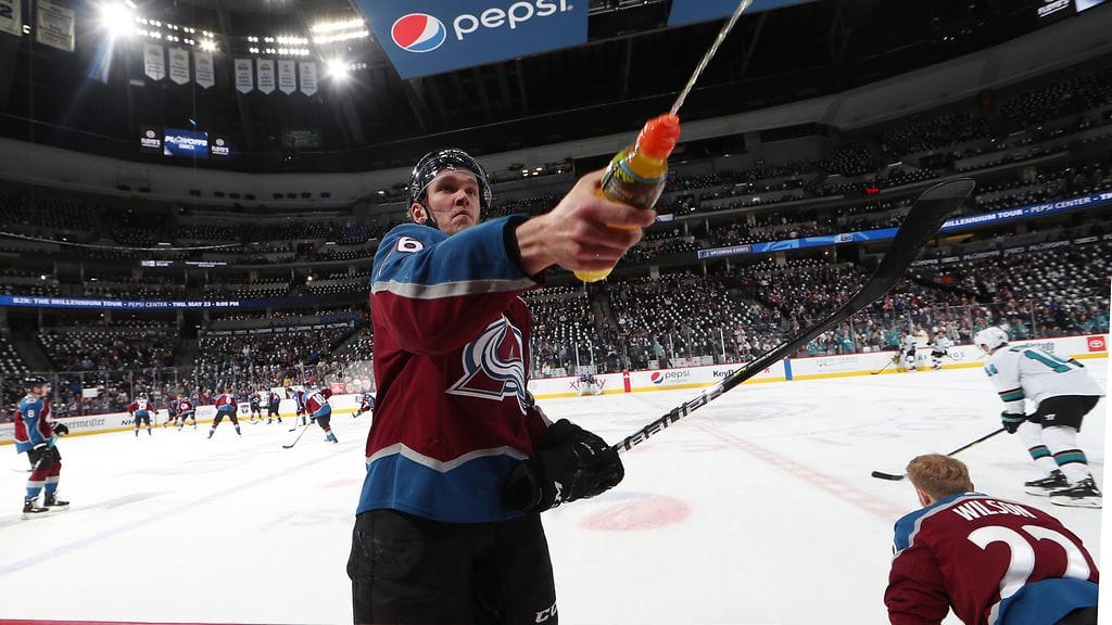 Colorado Avalanchen Mikko Rantanen osaa ottaa yleisönsä.