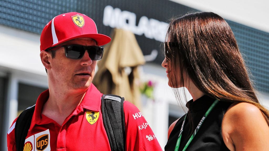 Kimi (vasemmalla) ja Minttu (oikealla) Räikkönen F1-varikolta.