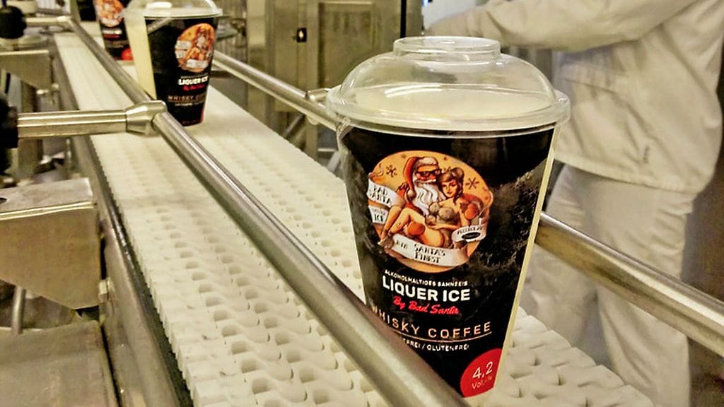 Bad Santa Oy:n liköörijäätelöä tuotantohihnalla.
