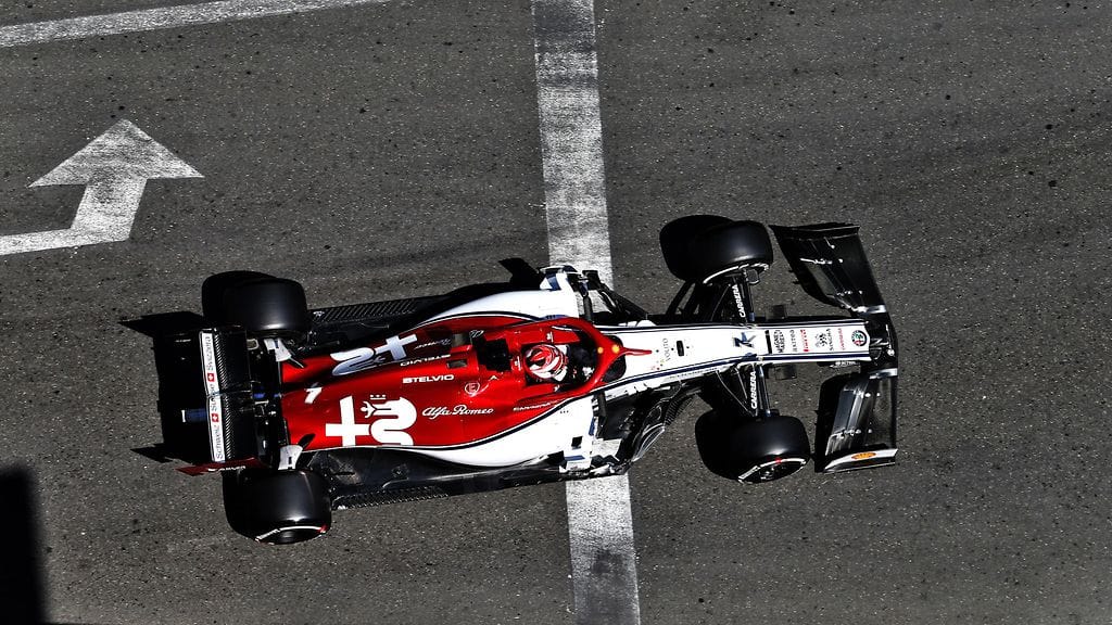 Kimi Räikkönen ja Alfa Romeo joutuvat odottelemaan Ferrarin moottoripäivitystä.