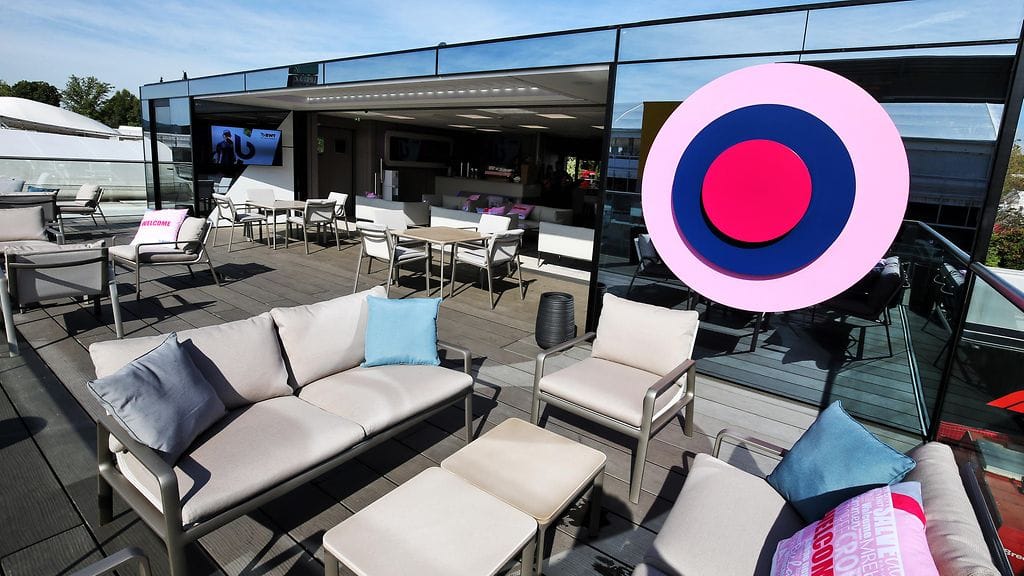 Racing Pointin uuden motorhomen kattoterassilla kelpaa vieraiden istuskella.