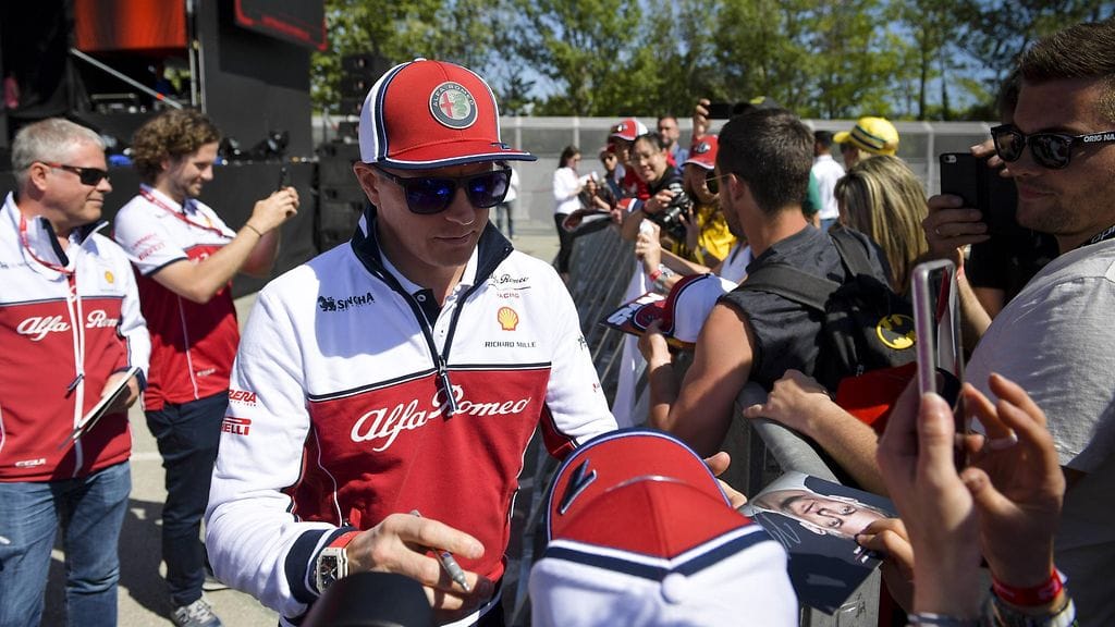 Kimi Räikkönen oli huomion kohteena myös Barcelonan F1-varikolla.