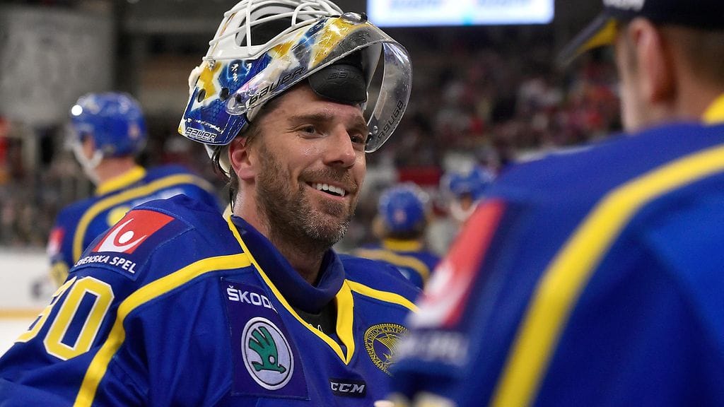 Henrik Lundqvist pukee jälleen Tre Kronor-paidan ylleen Slovakian MM-kisoissa.