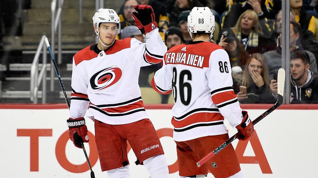 Carolina Hurricanesin Sebastian Aho ja Teuvo Teräväinen kohtaavat NHL:n pudotuspeleissä seuraavaksi Tuukka Raskin Boston Bruinsin.