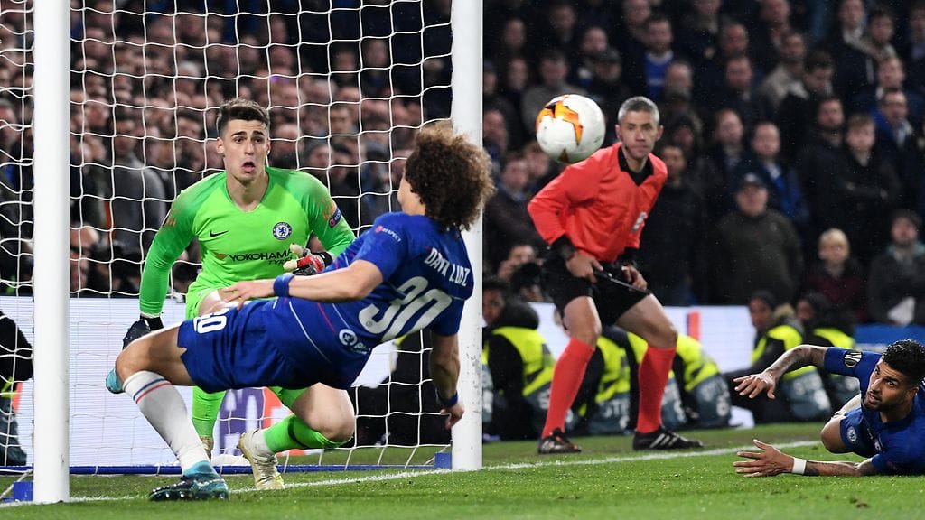 David Luiz pelasti Chelsean jatkoajalla putsaamalla pallon pois maaliviivan tuntumasta.