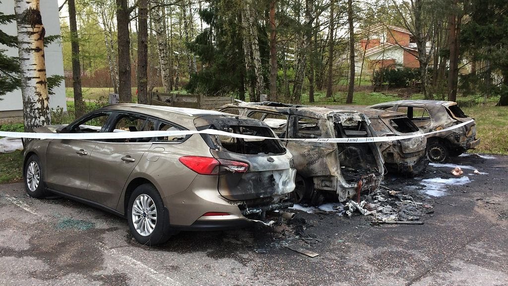 Espoon Matinkylässä tuhoutui viime yönä neljä henkilöautoa.