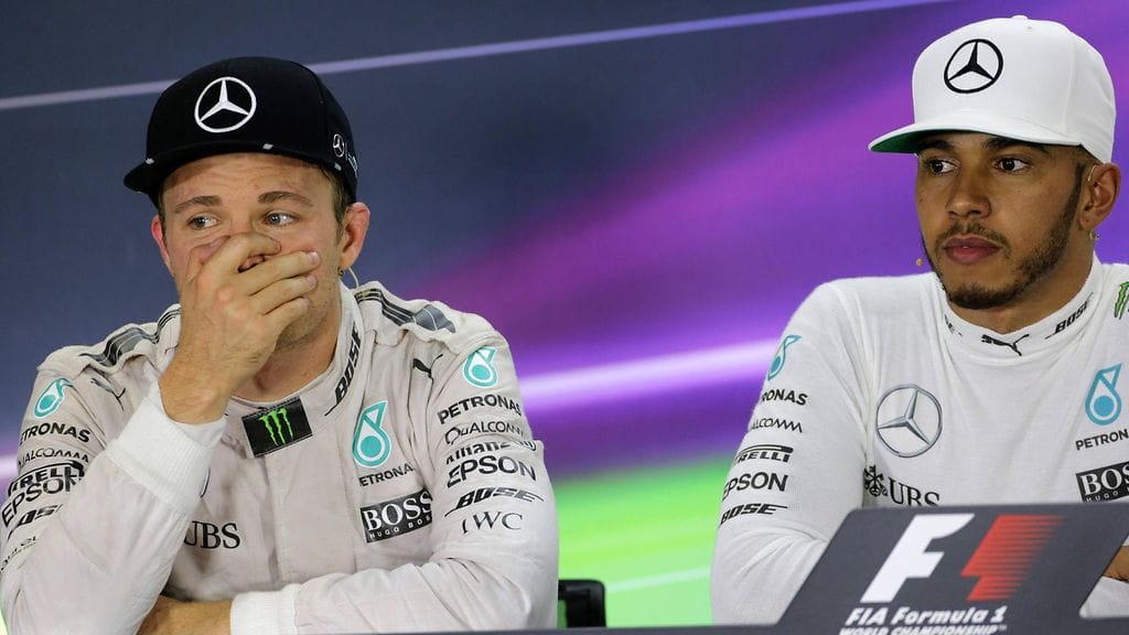 Nico Rosbergin (vasemmalla) ja Lewis Hamiltonin (oikealla) välit olivat tulenarat vuonna 2016, kun kaksikko kävi kovaa taistelua maailmanmestaruudesta.