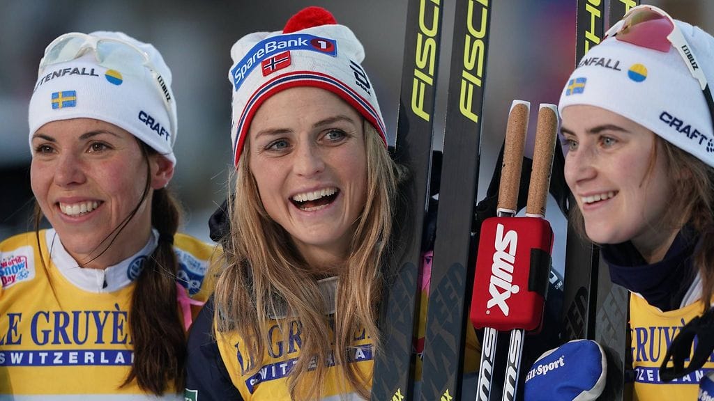 Charlotte Kalla (vas.) avautuu kokemastaan tappelusta Therese Johaugin (kesk.) kanssa.