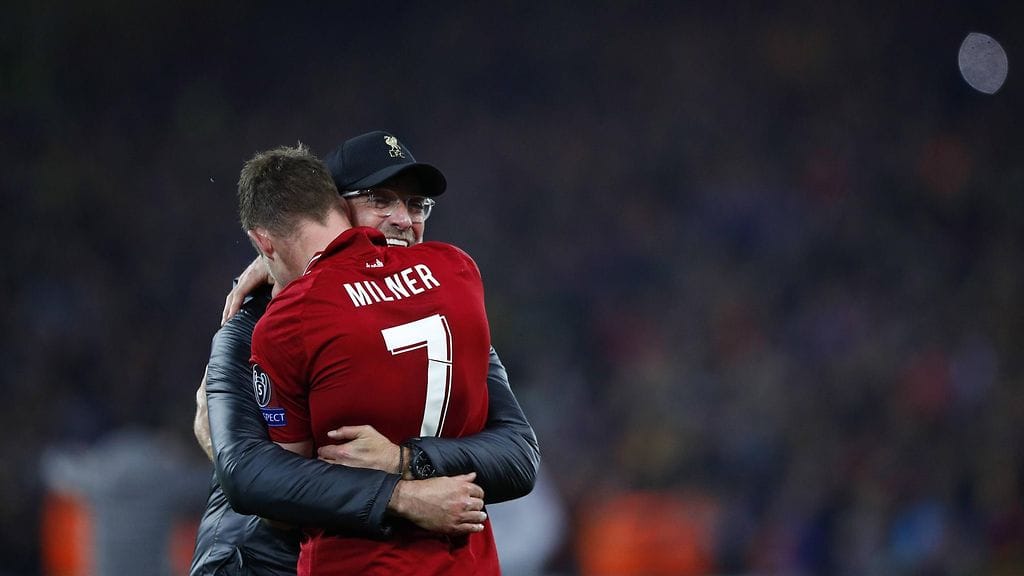 Klopp ja James Milner onnittelivat toisiaan Mestarien liigan loppuottelupaikan varmistuttua tiistaina.