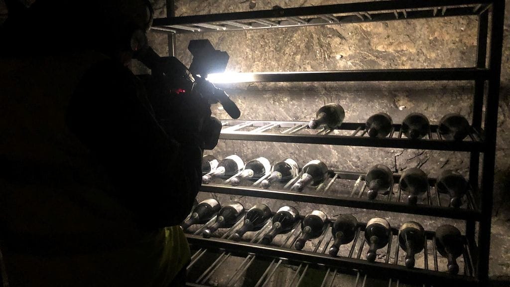 Metalliset samppanjahyllyt Lohjan kellarissa