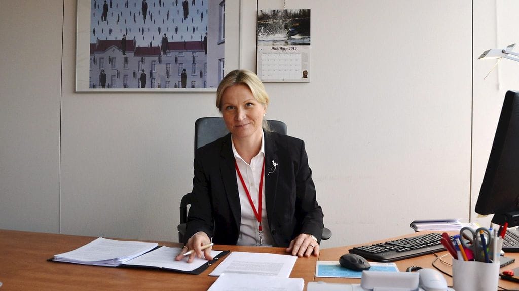 Ilmastoneuvottelija Elina Bardram työhuoneessaan Auderghemissa.
