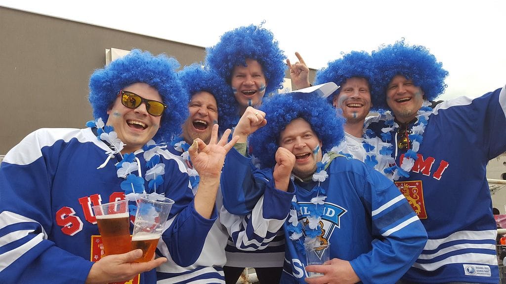 Suomalaiset kiekkofanit hullaantuivat Leijonien voitosta.