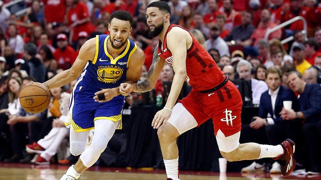 Stephen Curry (vas.) höyrysi hurjassa lyönnissä Houstonia vastaan.