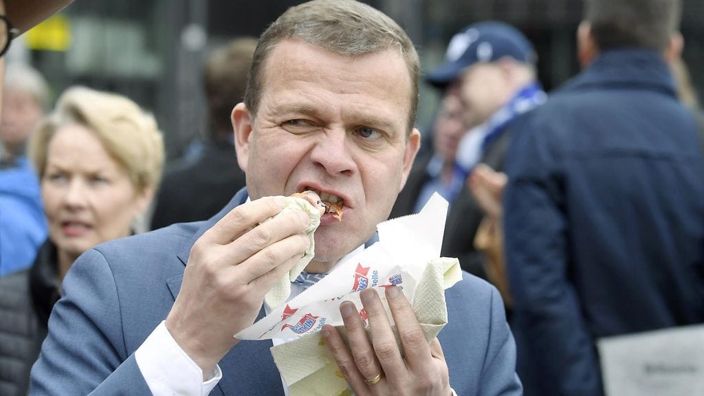 Kokoomuksen puheenjohtaja Petteri Orpo ruokaili puoluevaltuuston kevätkokouksen alussa Narinkkatorilla Helsingissä 11. toukokuuta 2019.