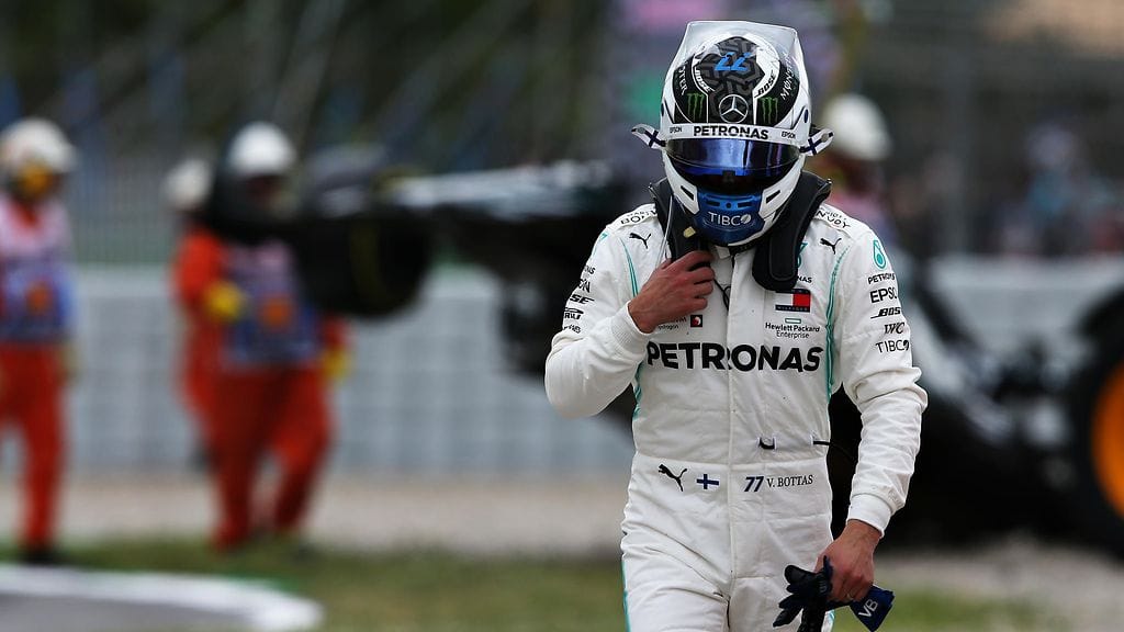 Valtteri Bottas palasi varikolle jalkaisin harjoitusten ulosajon jälkeen.