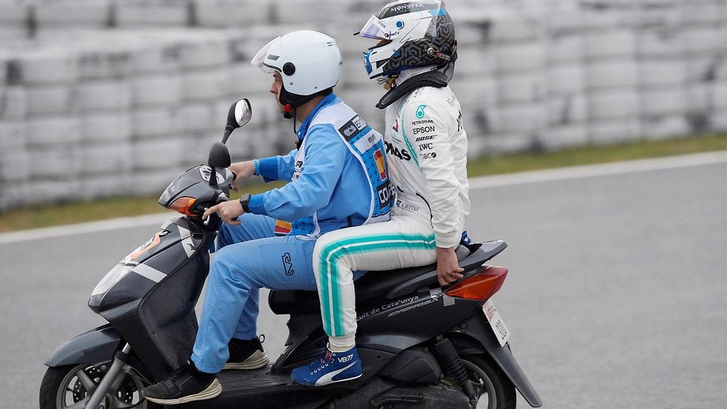 Valtteri Bottas päätyi skootterikyydityksen pariin Barcelonan GP:n kolmansissa vapaissa harjoituksissa.