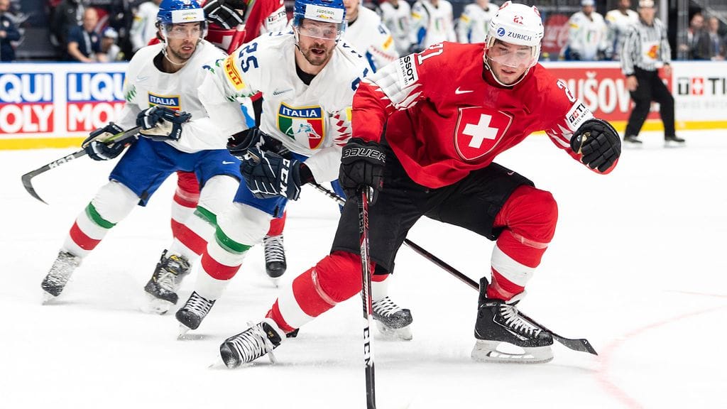 Sveitsin NHL-hyökkääjä Kevin Fiala (punaisessa paidassa) oli liian paha pala Italialle jääkiekon MM-kisojen lauantain aamupäivän ottelussa.