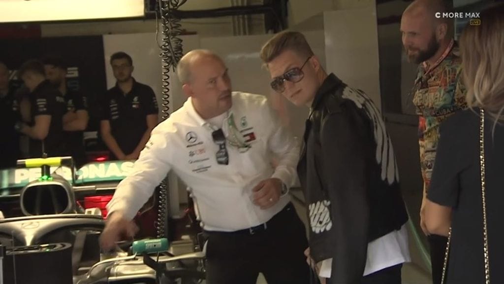 Cheek eli Jare Tiihonen oli katsastamassa Valtteri Bottaksen autoa Mercedeksen varikkopilttuussa.