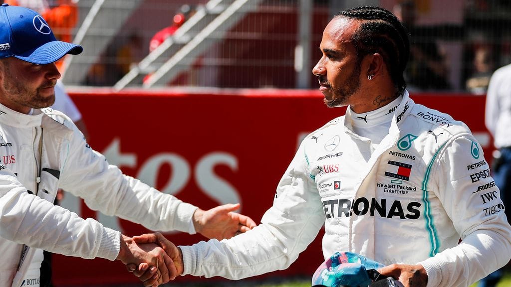 Valtteri Bottas ja Lewis Hamilton kättelivät Barcelonan aika-ajojen jälkeen.