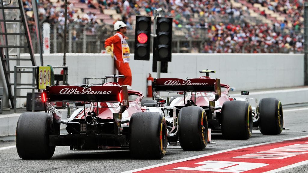 Kimi Räikkönen ja Antonio Giovinazzi ovat nyt vaikeuksissa F1:n keskikastissa.