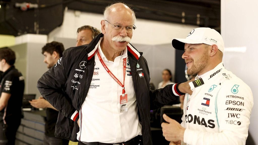 Valtteri Bottas saa olantaputukset Mercedeksen isolta pomolta Dieter Zetschelta.