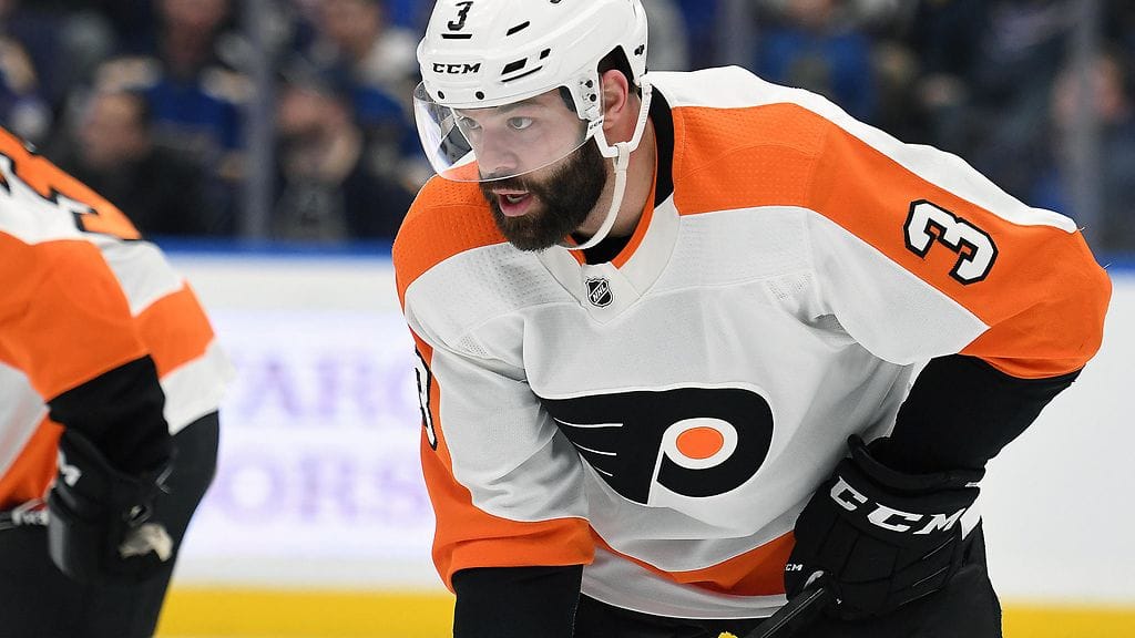 Radko Gudas taklasi kovaa.