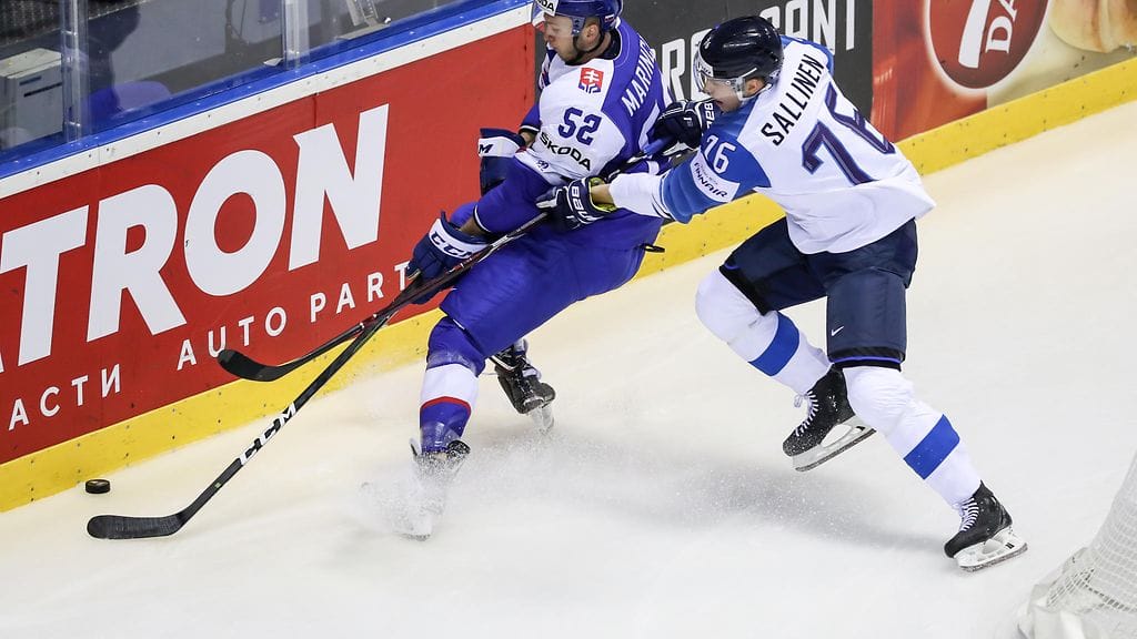 Martin Marincin (vas.) teki 2-2-tasoitusmaalin Suomea vastaan.