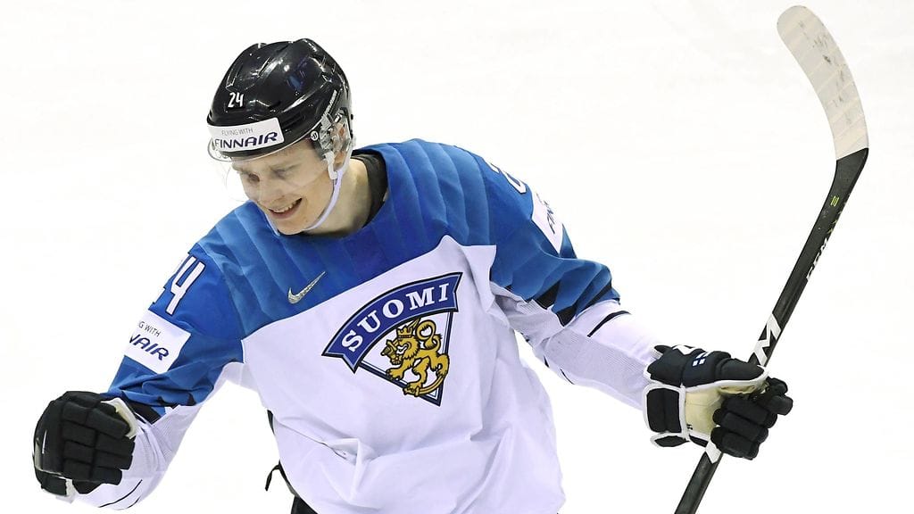 Kaapo Kakko takoi Slovakiaa vastaan kolme maalia.