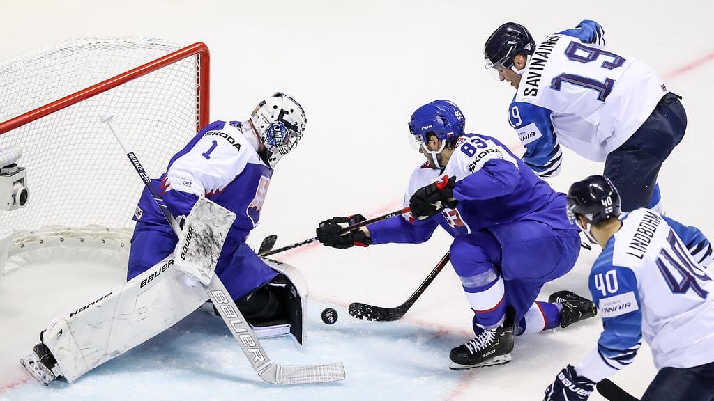 Veli-Matti Savinainen syötti lauantaina Suomen avausmaalin.