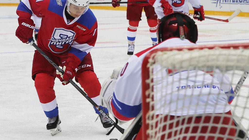 Vladimir Putin pelasi jääkiekkoa Sotshissa.