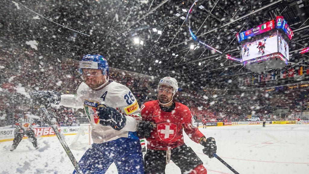 Erotuomari rauhoitteli Italian Armin Helferiä.