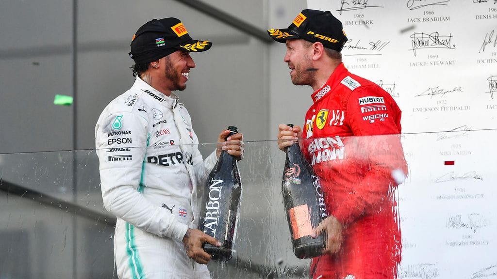 Lewis Hamilton (vasemmalla) ja Sebastian Vettel (oikealla) ovat hurjan F1-spekulaation kohteina.
