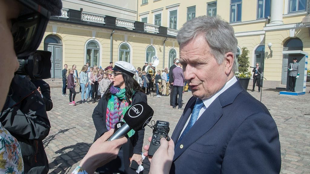 Sauli Niinistö vappupäivänä presidentinlinnan pihalla.