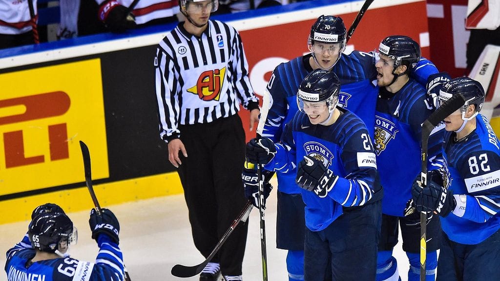 Kaapo Kakko (keskellä) on ollut upeassa iskussa MM-kisojen alkuhetkillä.