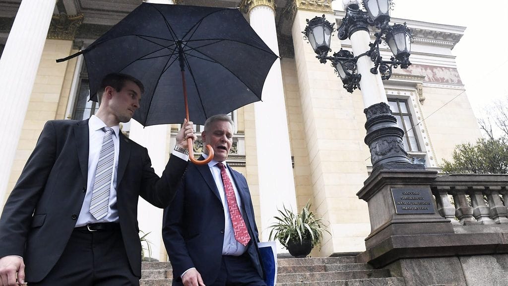 Hallitusneuvottelujen vetäjä, SDP:n puheenjohtaja Antti Rinne (oik.) poistuu Säätytalolta hallitusneuvotteluja koskevan tiedotustilaisuuden jälkeen Helsingissä 10. toukokuuta 2019.